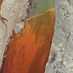 Реки с нефтепродуктами пытаются защитить боновыми заграждениями. Фото российского отделения Гринпис