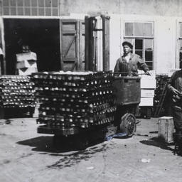 Консервы отвозят на охлаждение (фото 1937 г.), холодильник на Озерновском рыбокомбинате был построен в 1939 г. Фото из архивов Озерновского РКЗ № 55