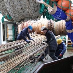 Рыбаки на промысловом судне в районе Южных Курил