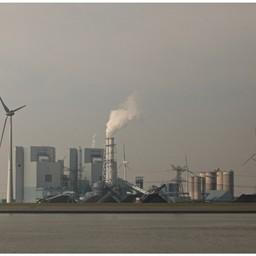 Берега Эмса представляют собой исключительно индустриальный пейзаж: заводы и бесчисленные ветроэнергетические установки. Фото Александра Кучерука.