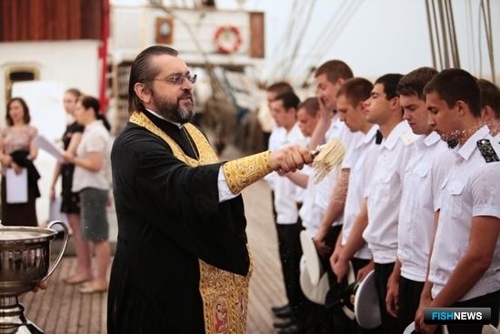 В завершении богослужения на борту священник окропил экипаж святой водой. Фото Александра Кучерука.