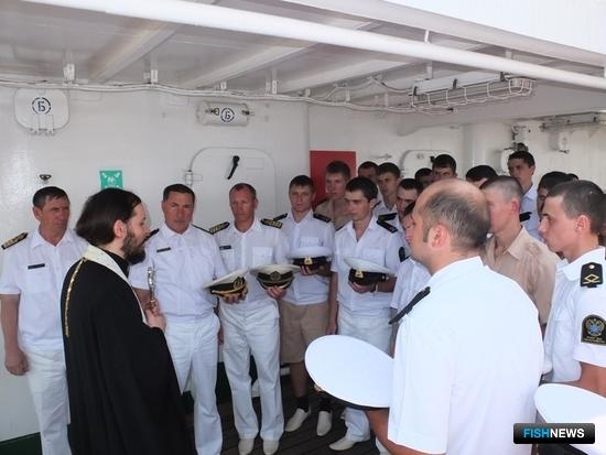 Священник православной церкви в Сингапуре совершил на борту молебен в честь благополучного плавания судна. Фото информационно-аналитического отдела Дальрыбвтуза.