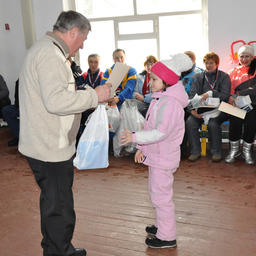 Памятный сувенир и почетная грамота вручаются самому юному члену спортивной делегации Рыбацкой лыжни-2014 семилетней Арине ЧЕРНОВОЙ