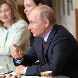 В марте президент Владимир ПУТИН провел в Самаре встречу с женщинами-предпринимателями. Фото пресс-службы главы государства 