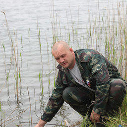 Андрей ЯЦЮК отпускает еще живую рыбу в реку
