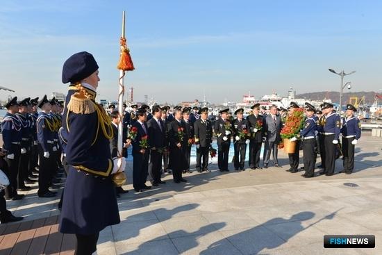 Экипаж и курсанты «Паллады» почтили память российских героев. Фото пресс-службы Дальрыбвтуза.