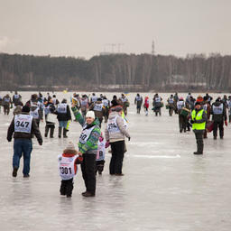По сигналу все зарегистрировавшиеся рыбаки отправились на лед