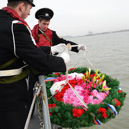 В месте гибели «Варяга» и «Корейца» курсанты спустили на воду венок. Фото корреспондента ИТАР-ТАСС.