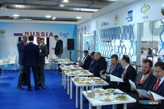 Одним из центральных мероприятий программы российского стенда стал деловой завтрак с участием рыбопромышленников и руководства Росрыболовства