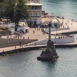 Памятник кораблям, затопленным в первую оборону Севастополя. Фото Александра Кучерука.
