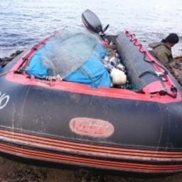 Полицейские изъяли кету, моторную лодку, кунгас, рыболовные сети, рыбацкие костюмы и другие сопутствующие предметы незаконного лова. Фото пресс-службе УМВД России по Сахалинской области