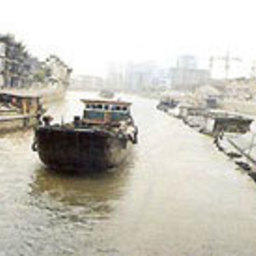 В Великом канале Китая затонуло судно с 200 тоннами серной кислоты