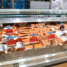На полках сети гипермаркетов «Глобус» уже появился камчатский лосось с путины этого года — нерка, чавыча, горбуша. Фото пресс-службы Минвостокразвития