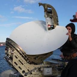 Перед учениями на СМБ «Микула» установлено новейшее оборудование – спутниковая антенна VSAT. Фото предоставлено ФГБУ «Северный ЭО АСР».