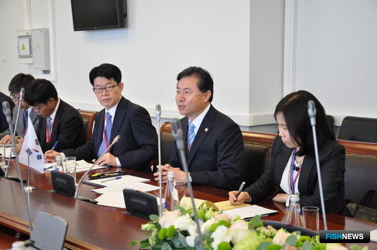 Корейскую делегацию возглавлял министр морских дел и рыболовства Республики Корея Ким Ён Чун