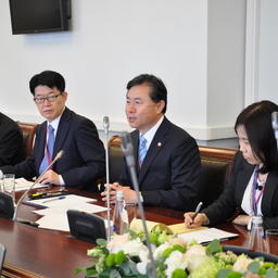 Корейскую делегацию возглавлял министр морских дел и рыболовства Республики Корея Ким Ён Чун