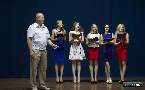 Вручение дипломов Дальрыбвтуза о высшем образовании состоялось 20 июня в студенческом клубе «Паллада». Фото пресс-службы университета