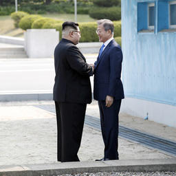 Президент Южной Кореи Мун Чжэ ИН и верховный лидер КНДР Ким Чен ЫН встретились на границе двух государств. Фото с сайта mediatoday.co.kr