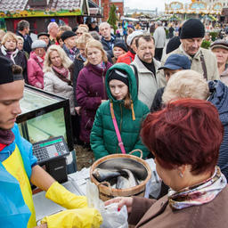 Настоящим хитом «Рыбной недели», проводившейся в Москве с 3 по 9 октября, стала олюторская сельдь от «Русской рыбной фактории». За соленой рыбкой из фирменной бочки выстраивались огромные очереди