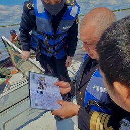 Также рыбоохрана ознакомилась с разрешительными документами на вылов. Фото пресс-службы Амурского теруправления Росрыболовства