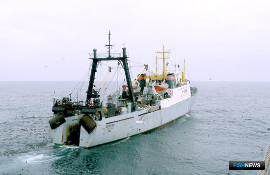 Рыбацкое судно ведет промысел на Дальнем Востоке