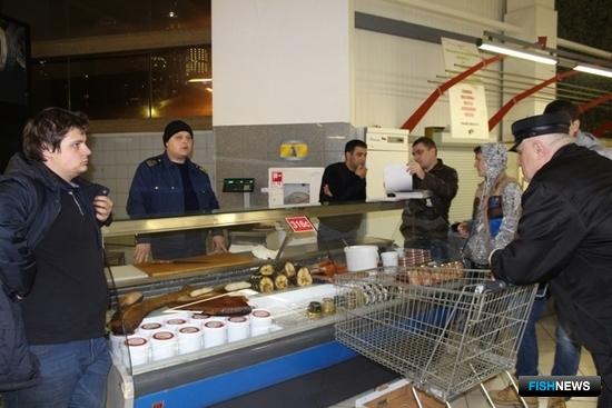 На Дорогомиловском рынке изъяты 1 тонна осетровых и 60 кг. черной икры. Фото пресс-службы Московско-Окского теруправления Росрыболовства