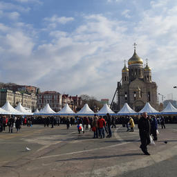 Ярмарка «Дальневосточная рыба» собрала горожан на центральной площади Владивостока