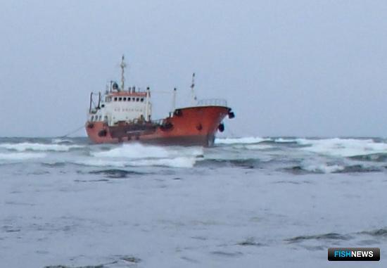 Танкер «Надежда» выбросило штормом на отмель в акватории морского порта Невельск. Фото пресс-службы СахНИРО