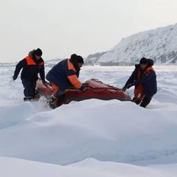 Спасатели за работой. Фото пресс-службы правительства Сахалинской области
