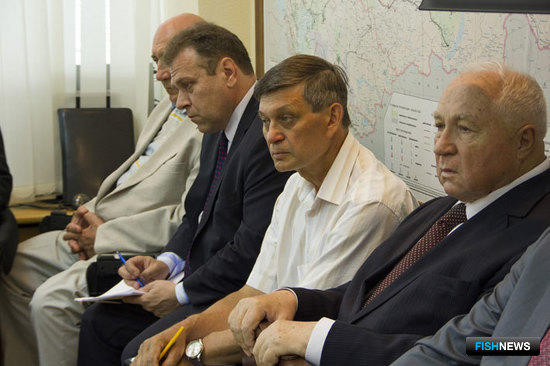 Президент ВАРПЭ Александр ФОМИН (второй слева) и председатель правления ассоциации «Росрыбхоз» Василий ГЛУЩЕНКО (крайний справа)