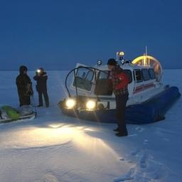 В Финском заливе спасатели переправили рыбаков на сушу с помощью судна на воздушной подушке. Фото пресс-службы МЧС России