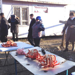 Продажа краба на рынке в поселке Взморье