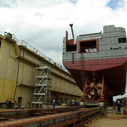 Спуск промыслового судна на калининградском заводе «Янтарь». Фото пресс-службы Росрыболовства