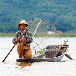 Рыбак на озере Инле в Мьянме. Фото Jakub Hałun