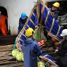 Рыбаки на промысле у Курильских островов