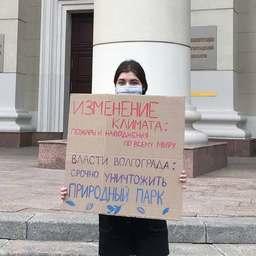 В Волгограде прошли одиночные пикеты в защиту Волго-Ахтубинской поймы. Фото пресс-службы Greenpeace России.
