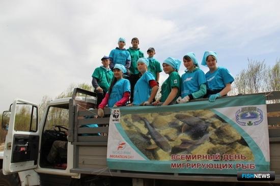 Ребята Кыринской школы на акции «Чистой  реке – чистые берега». Фото пресс-службы WWF