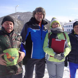 Яна КУДРЯВЦЕВА и Павел ПЕНЬКОВСКИЙ (в центре) четко отработали более двух часов на старте и финише лыжни. Рыбацкая лыжня-2017
