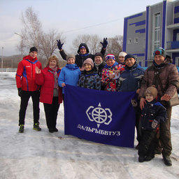 Спортивная делегация Дальрыбвтуза во главе с Еленой ДЫМОВОЙ и подрастающим поколением готовы к лыжным стартам