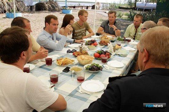 Президент России Дмитрий Медведев встретился с рыбаками-любителями. Фото предоставлено пресс-службой Президента РФ.