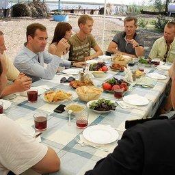 Президент России Дмитрий Медведев встретился с рыбаками-любителями. Фото предоставлено пресс-службой Президента РФ.