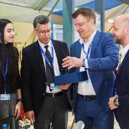 Генеральный директор Expo Solutions Group Иван ФЕТИСОВ с марокканскими участниками выставки Seafood Expo Russia 2018. Фото предоставлено ESG