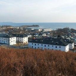 Вид на залив Петра Великого из поселка Южно-Морской. Фото Gaggy Dun («Википедия»)