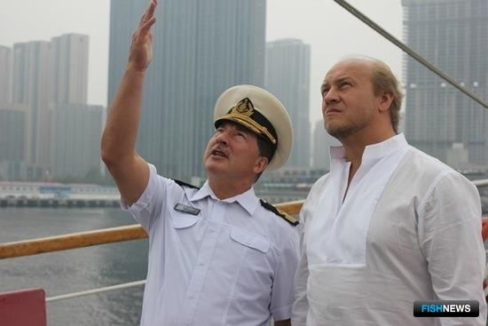 Капитан Николай Зорченко провел для гостя экскурсию по паруснику. Фото центра общественных связей Росрыболовства