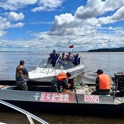 Сотрудники рыбоохраны РФ осмотрели китайские лодки, орудия добычи и уловы. Фото пресс-службы Амурского теруправления Росрыболовства