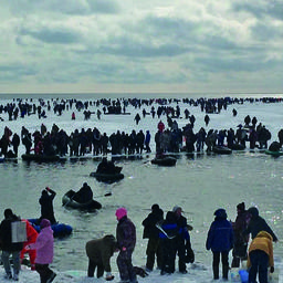 Сотрудникам МЧС на Сахалине этой зимой приходилось снимать со льдин до шестисот человек за одну спасательную операцию. Фото «Сахалининфо»