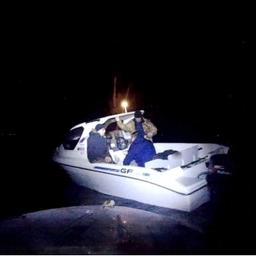 Троих рыбаков эвакуировали с моторной лодки. Фото пресс-службы Дальневосточного поисково-спасательного отряда МЧС России
