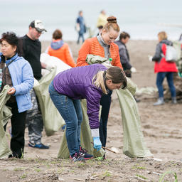 Более 500 сахалинцев провели экологический субботник на пляжах Невельска. Фото пресс-службы фонда «Родные острова»