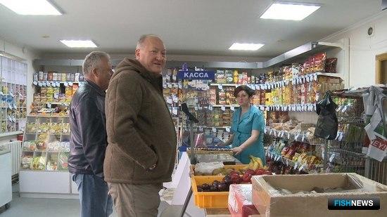 Глава региона побывал и в продовольственном магазине Озерновского. Фото пресс-службы правительства Камчатки
