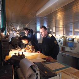 Капитан Александр Насадюк проверяет нанесение на карту точек маршрута